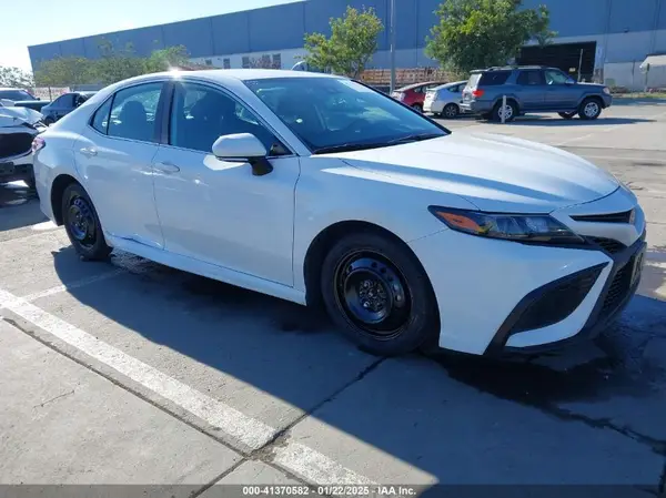 4T1G11AKXNU646773 2022 TOYOTA CAMRY - Image 1