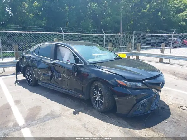 4T1G11AKXNU659927 2022 TOYOTA CAMRY - Image 1