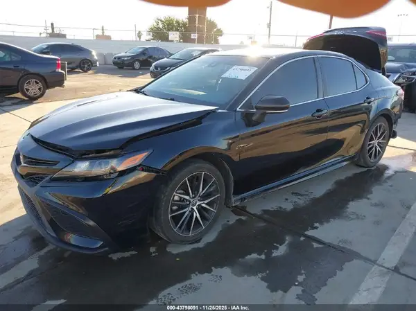 4T1G11AKXNU660429 2022 TOYOTA CAMRY - Image 2