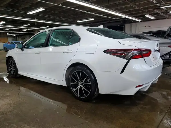 4T1G11AKXNU662648 2022 TOYOTA CAMRY - Image 2
