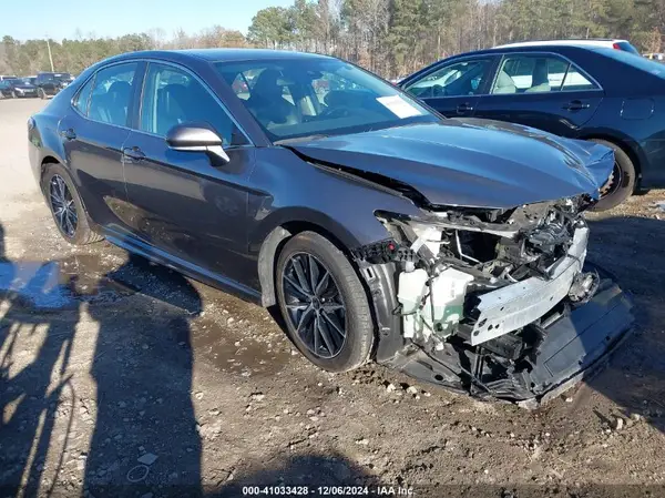 4T1G11AKXNU666649 2022 TOYOTA CAMRY - Image 1