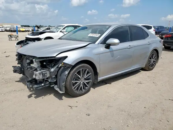 4T1G11AKXNU667946 2022 TOYOTA CAMRY - Image 1