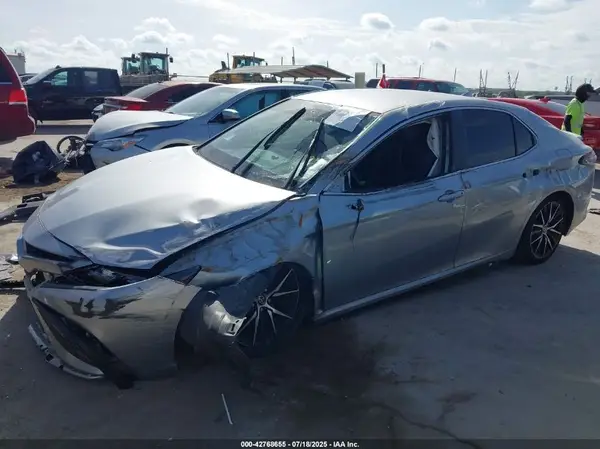 4T1G11AKXNU671026 2022 TOYOTA CAMRY - Image 2