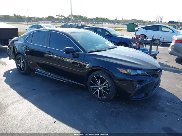 4T1G11AKXNU672998 2022 TOYOTA CAMRY - Image 1