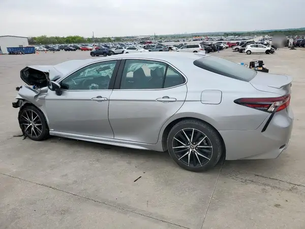4T1G11AKXNU675979 2022 TOYOTA CAMRY - Image 2