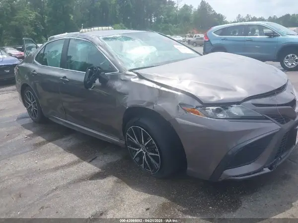 4T1G11AKXNU678042 2022 TOYOTA CAMRY - Image 1
