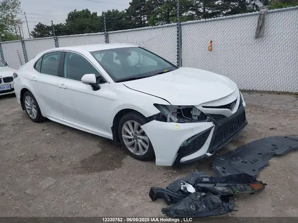 4T1G11AKXNU678610 2022 TOYOTA CAMRY - Image 1