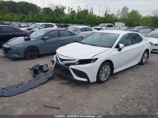 4T1G11AKXNU678610 2022 TOYOTA CAMRY - Image 2