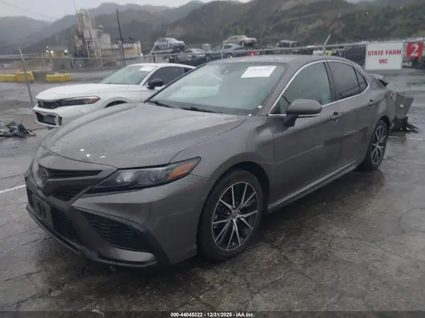 4T1G11AKXNU681555 2022 TOYOTA CAMRY - Image 2