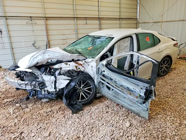 4T1G11AKXNU684584 2022 TOYOTA CAMRY - Image 1
