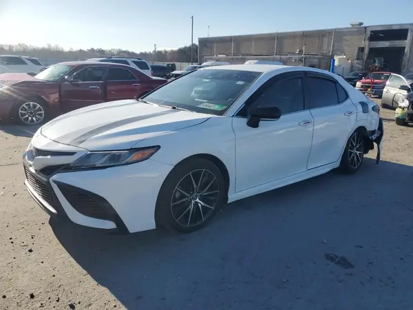 4T1G11AKXNU688683 2022 TOYOTA CAMRY - Image 1