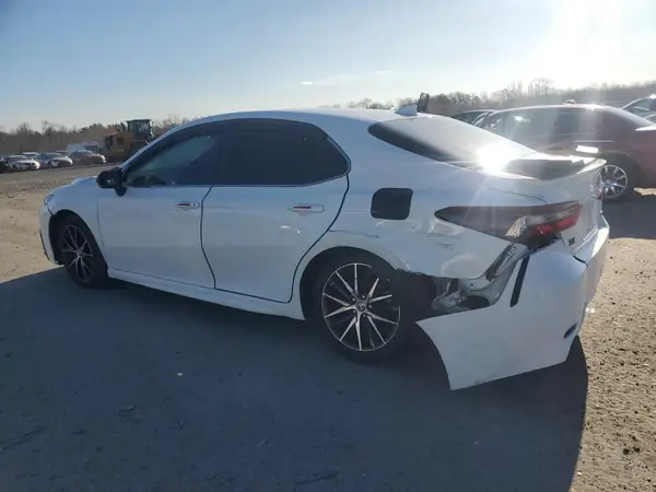 4T1G11AKXNU688683 2022 TOYOTA CAMRY - Image 2