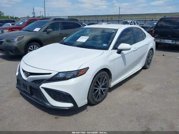 4T1G11AKXNU693057 2022 TOYOTA CAMRY - Image 2