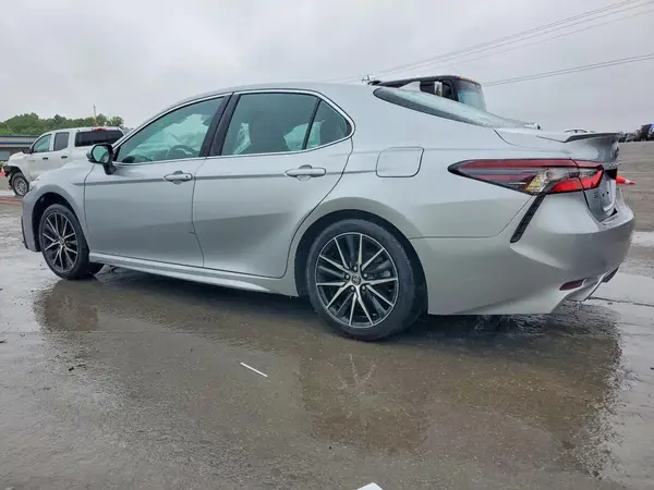 4T1G11AKXNU696556 2022 TOYOTA CAMRY - Image 2