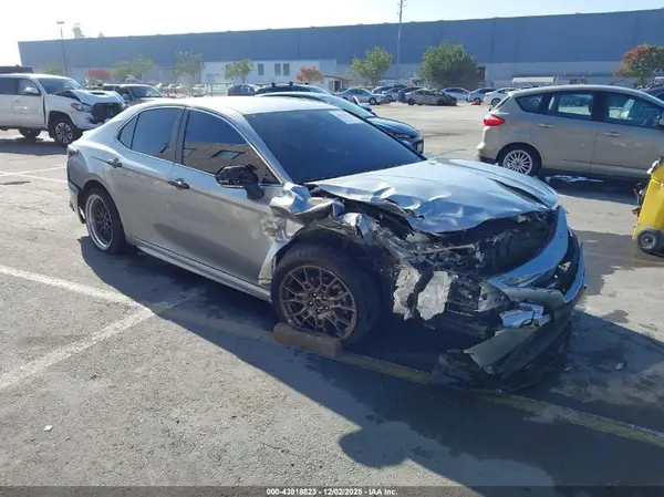 4T1G11AKXNU697352 2022 TOYOTA CAMRY - Image 1