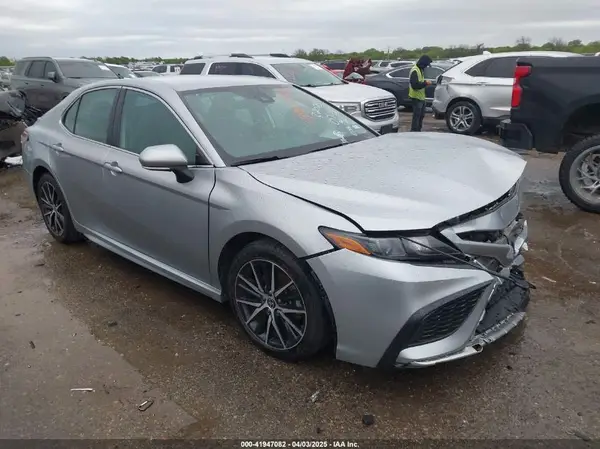 4T1G11AKXNU697576 2022 TOYOTA CAMRY - Image 1