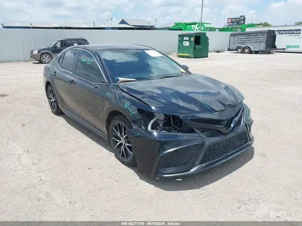 4T1G11AKXNU707555 2022 TOYOTA CAMRY - Image 1