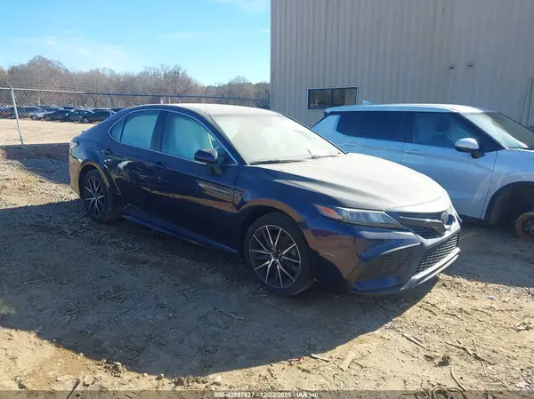 4T1G11AKXNU708785 2022 TOYOTA CAMRY - Image 1