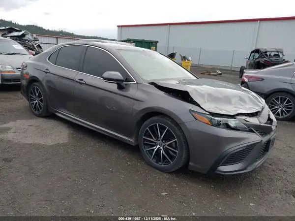 4T1G11BK0NU071811 2022 TOYOTA CAMRY - Image 1