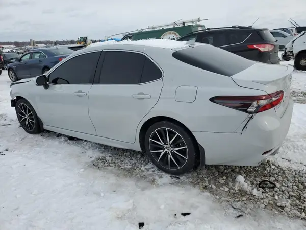 4T1G11BK6NU069061 2022 TOYOTA CAMRY - Image 2