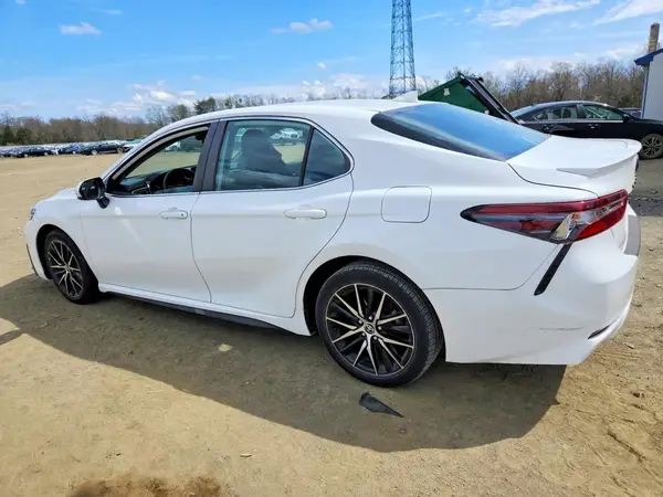 4T1G11BK7MU043857 2021 TOYOTA CAMRY - Image 2