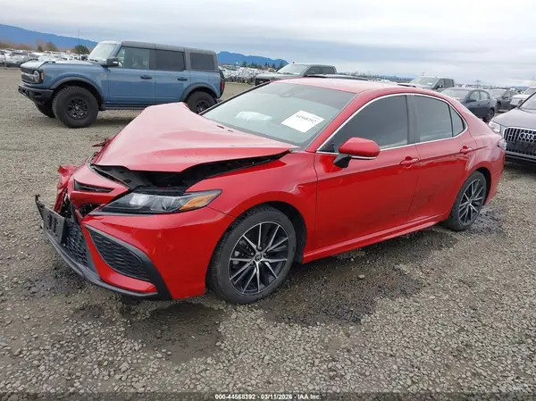 4T1G11BK7NU049899 2022 TOYOTA CAMRY - Image 2