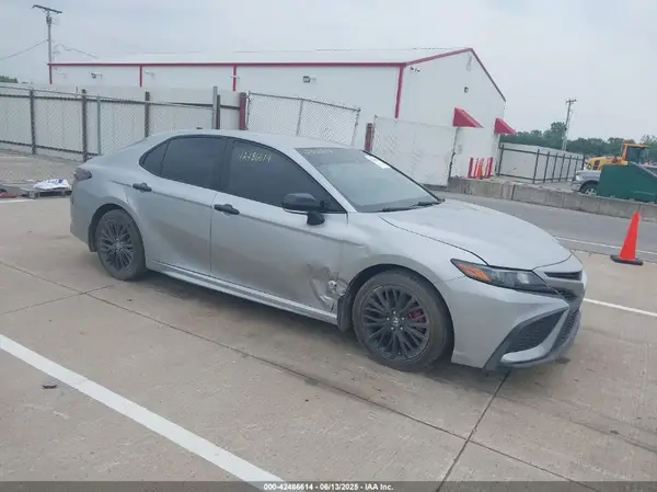 4T1G11BK7NU055797 2022 TOYOTA CAMRY - Image 1