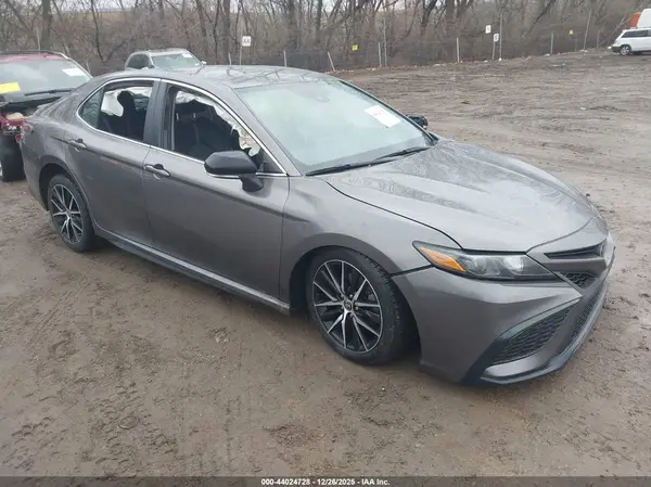 4T1G11BK7NU066993 2022 TOYOTA CAMRY - Image 1