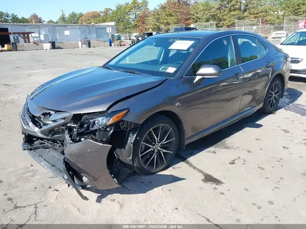 4T1G11BK8MU024072 2021 TOYOTA CAMRY - Image 2