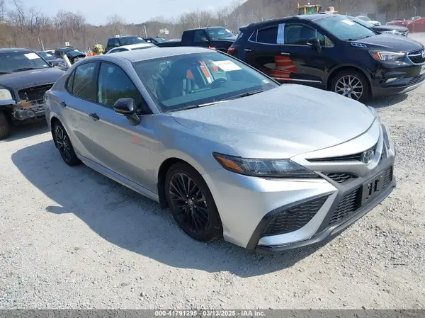 4T1G11BK8NU068977 2022 TOYOTA CAMRY - Image 1