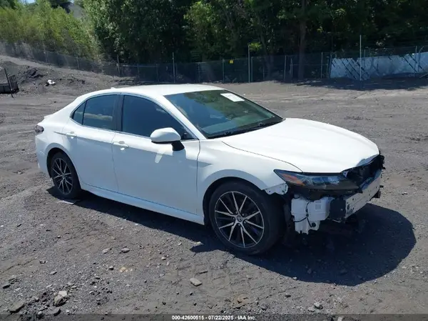 4T1G11BKXMU023943 2021 TOYOTA CAMRY - Image 1