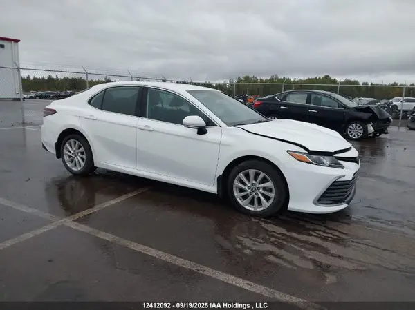 4T1H11AK7NU059256 2022 TOYOTA CAMRY - Image 1