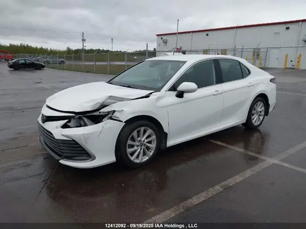 4T1H11AK7NU059256 2022 TOYOTA CAMRY - Image 2