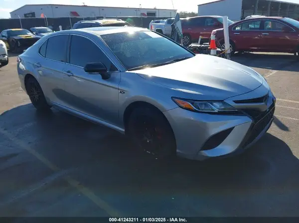 4T1J11AK2LU885592 2020 TOYOTA CAMRY - Image 1