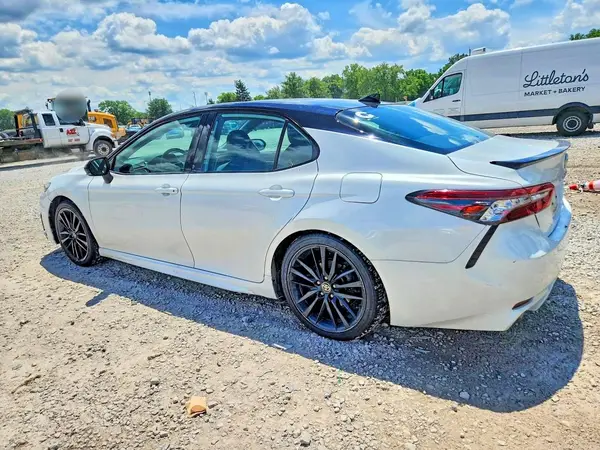4T1K31AK9NU038621 2022 TOYOTA CAMRY - Image 2