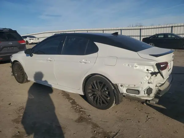 4T1K61AK4NU023693 2022 TOYOTA CAMRY - Image 2