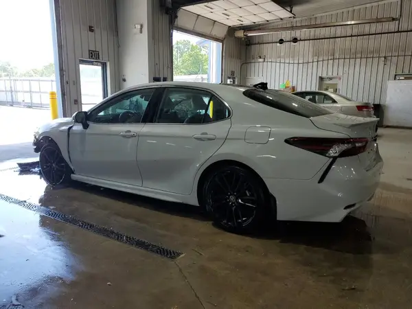 4T1K61AK7NU001087 2022 TOYOTA CAMRY - Image 2