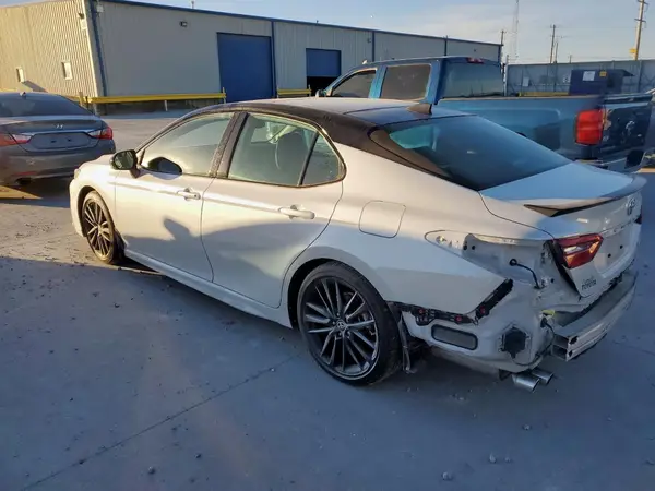 4T1KZ1AK1NU064628 2022 TOYOTA CAMRY - Image 2