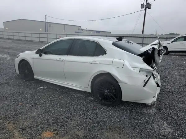 4T1KZ1AK1NU066900 2022 TOYOTA CAMRY - Image 2