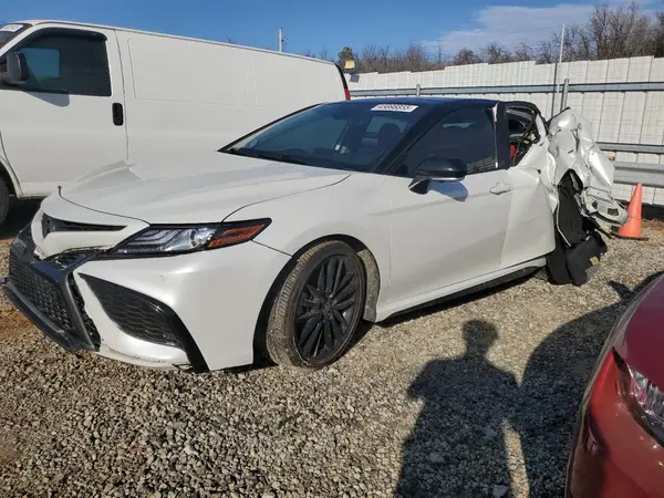 4T1KZ1AK6NU061126 2022 TOYOTA CAMRY - Image 1