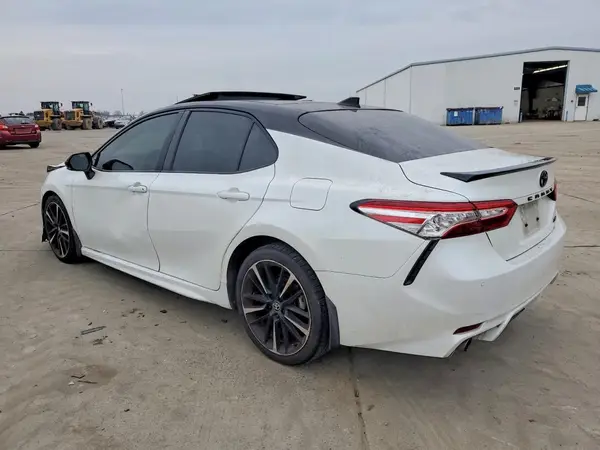 4T1KZ1AK7LU043702 2020 TOYOTA CAMRY - Image 2