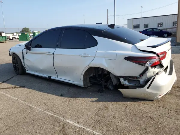 4T1KZ1AK8MU050093 2021 TOYOTA CAMRY - Image 2
