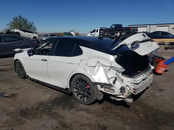 4T1KZ1AK8NU068305 2022 TOYOTA CAMRY - Image 2