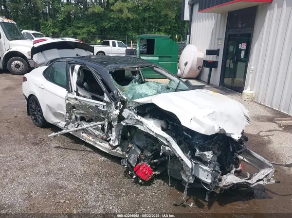 4T1KZ1AK9NU068801 2022 TOYOTA CAMRY - Image 1