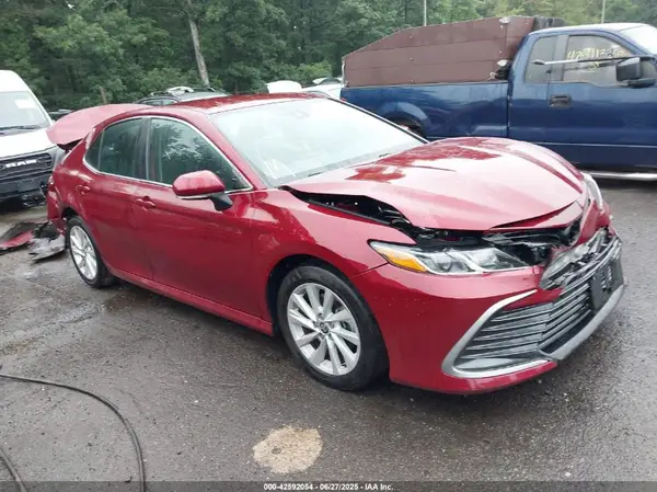 4T1R11AK0NU623902 2022 TOYOTA CAMRY - Image 1