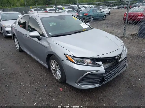4T1R11AK0NU672047 2022 TOYOTA CAMRY - Image 1