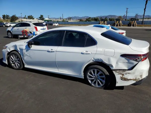4T1R11AK0NU678267 2022 TOYOTA CAMRY - Image 2