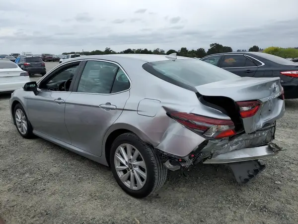 4T1R11AK0NU681184 2022 TOYOTA CAMRY - Image 2