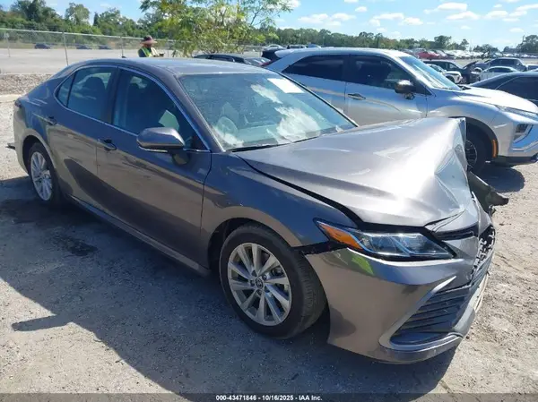 4T1R11AK0NU710697 2022 TOYOTA CAMRY - Image 1