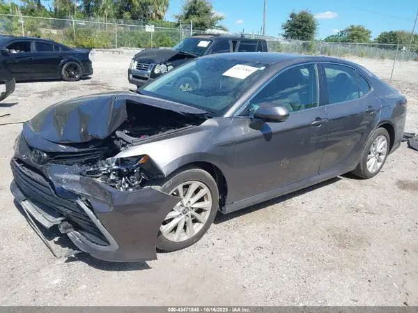 4T1R11AK0NU710697 2022 TOYOTA CAMRY - Image 2